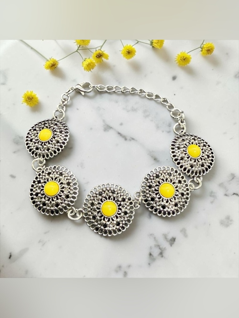 🏷️‼️5/$25🏷️‼️🩶Silver Tone Flower Medallion Bracelet with Yellow Accent/NWOT🩶
